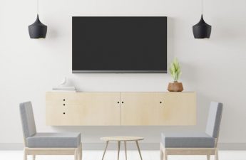 Minimalistisk design af spisestue med tv-ophæng